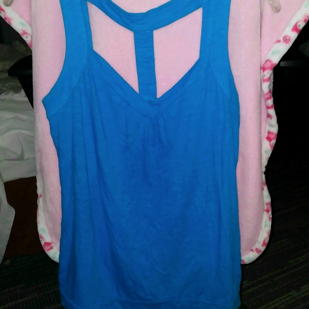 Maurice's Blue Tank, Medium